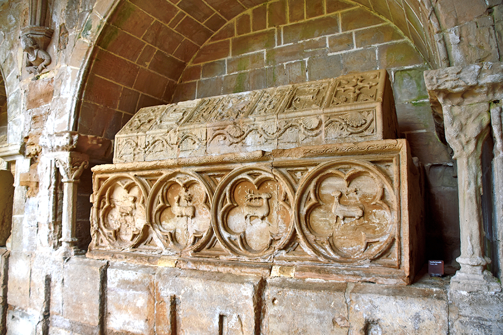 Sepultures nobiliàries del claustre del monestir de Santes Creus ***
