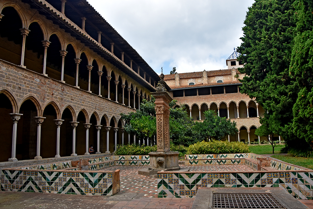 Claustre del monestir de Pedralbes ***