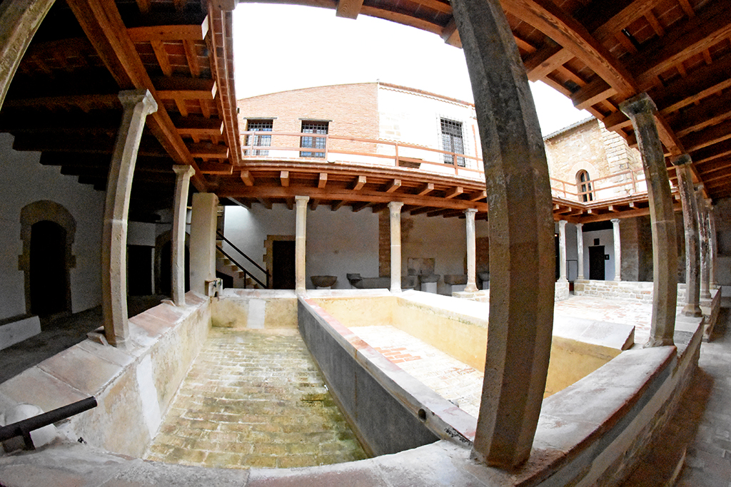 Claustre dels gats i safareigs del monestir de Pedralbes ***