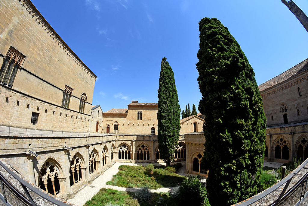 Claustre del monestir de Poblet ***