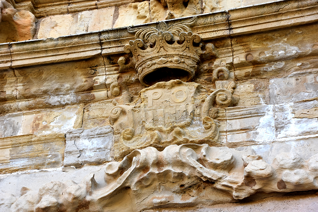 Façana barroca de l'església del monestir de Poblet