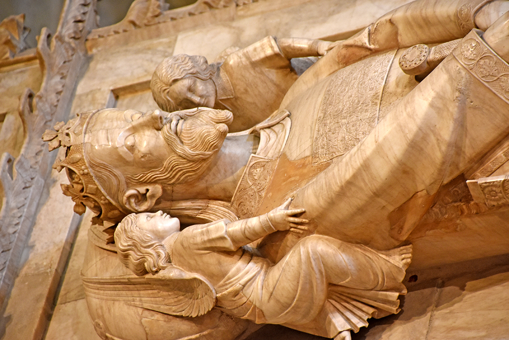 Panteó reial i tombes reials al costat de l'Evangeli -nord- de l'església del monestir de Poblet ***