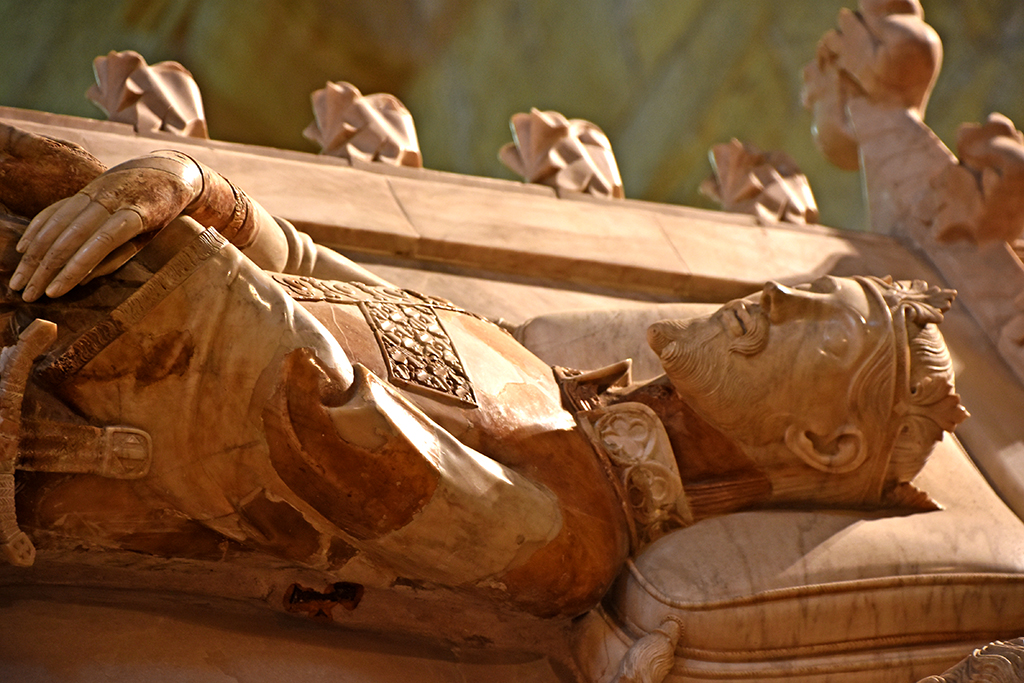 Panteó reial i tombes reials al costat de l'Epístola -sud- de l'església del monestir de Poblet ***