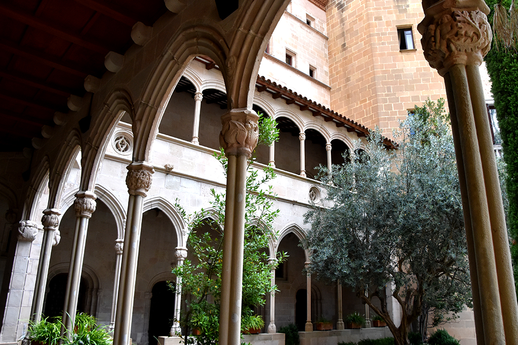 Claustre gòtic del monestir de Montserrat ***