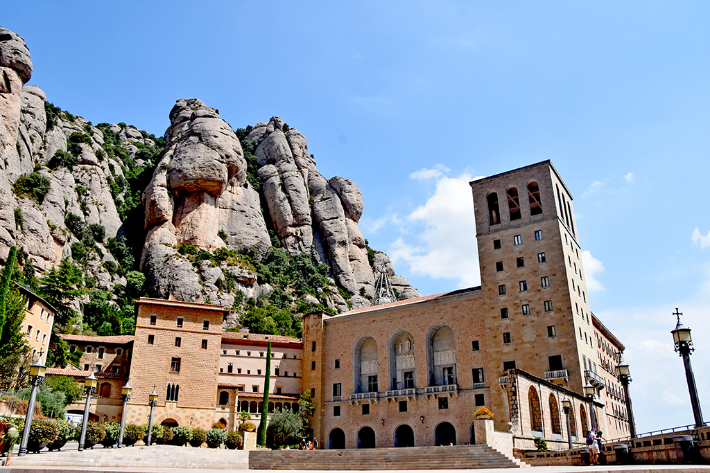 Façana exterior de la basílica de Santa Maria de Montserrat ***