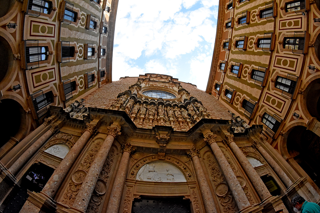 Façana de l'església del monestir de Montserrat ***