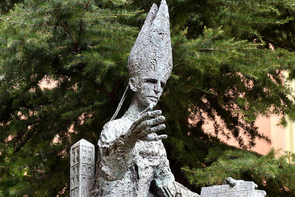 Escultura de l'abat Oliba al monestir de Montserrat ***