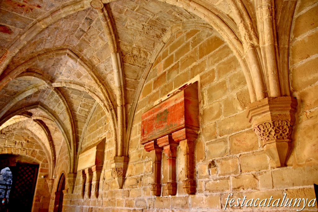 Vimbodí i Poblet - Sepulcres del Claustre del monestir de Poblet