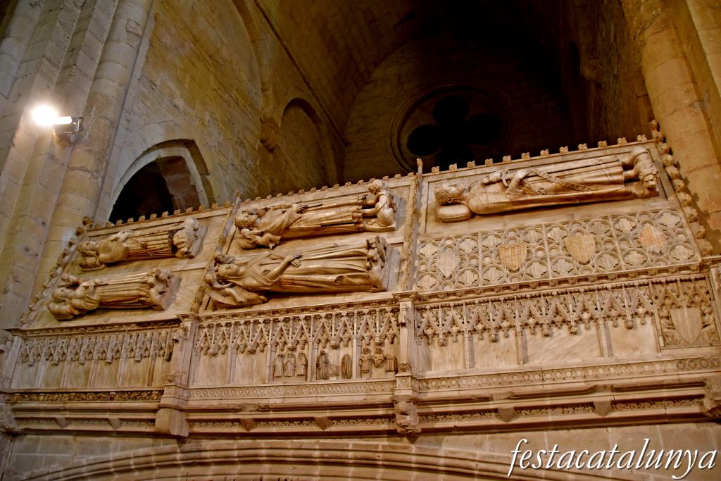 Vimbodí i Poblet - Panteó reial i tombes reials al costat de l'Evangeli de l'església del monestir de Poblet 