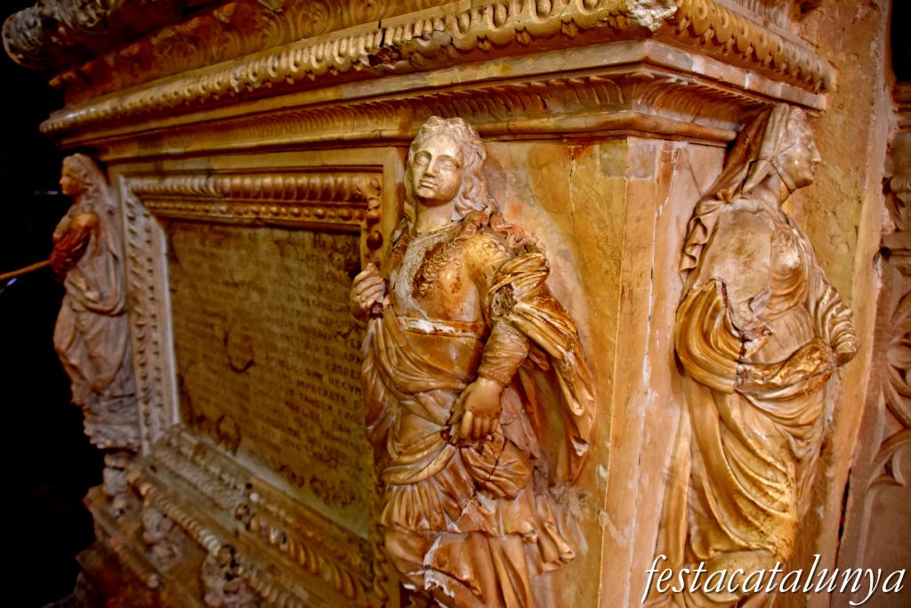 Vimbodí i Poblet - Panteó reial i tombes reials al costat de l'Evangeli de l'església del monestir de Poblet - Alfons el Magnànim 
