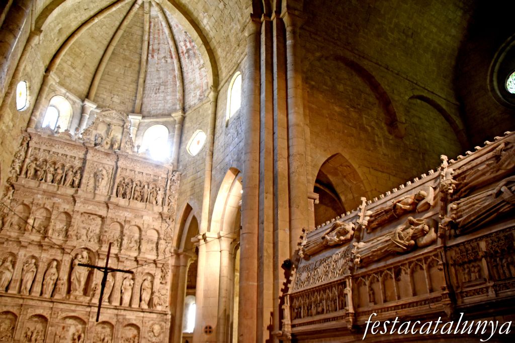 Vimbodí i Poblet - Panteó reial i tombes reials al costat de l'Epístola de l'església del monestir de Poblet