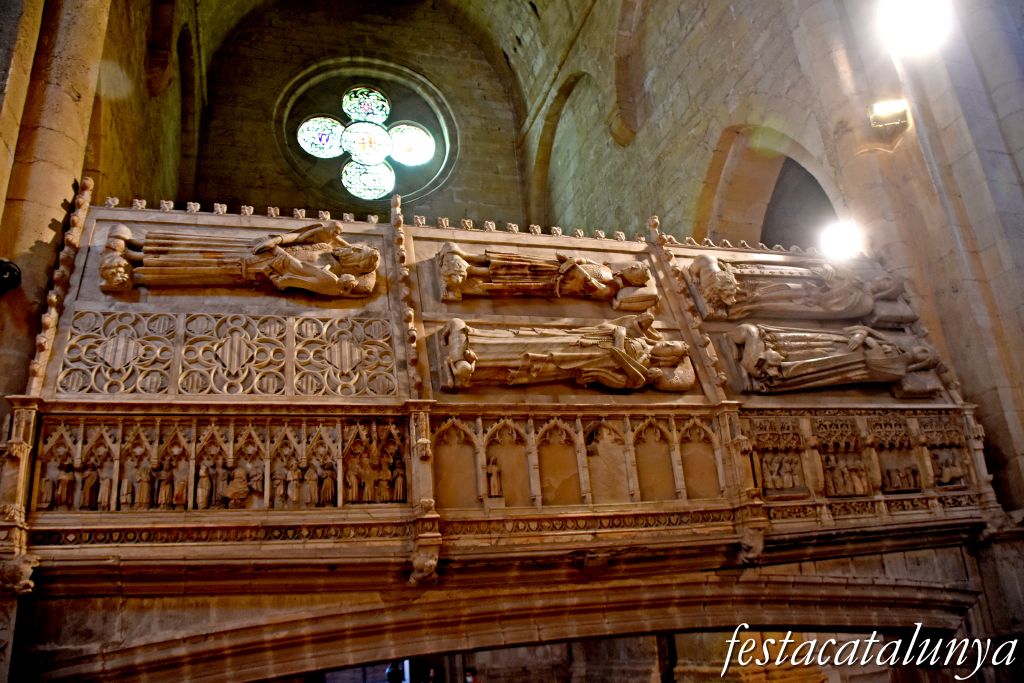 Vimbodí i Poblet - Panteó reial i tombes reials al costat de l'Epístola de l'església del monestir de Poblet 