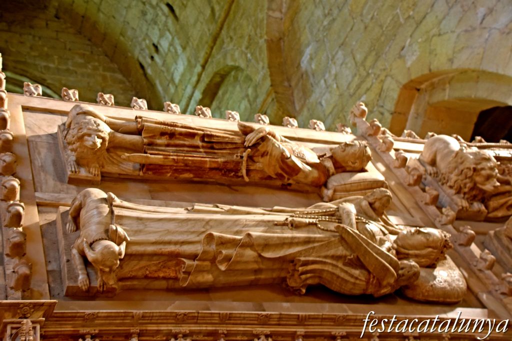 Vimbodí i Poblet - Panteó reial i tombes reials al costat de l'Epístola de l'església del monestir de Poblet - Joan I i Violant de Bar