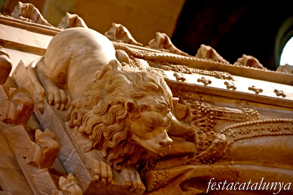 Vimbodí i Poblet - Panteó reial i tombes reials al costat de l'Epístola de l'església del monestir de Poblet - Joan II el Gran