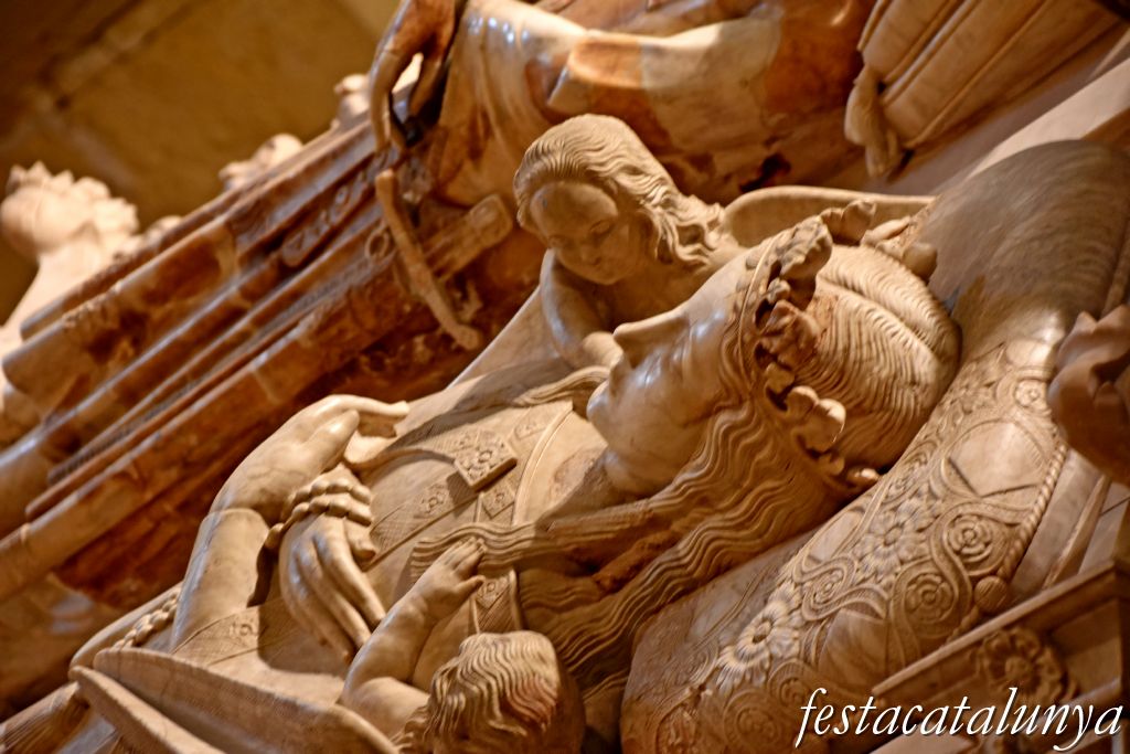 Vimbodí i Poblet - Panteó reial i tombes reials al costat de l'Epístola de l'església del monestir de Poblet - Violant de Bar