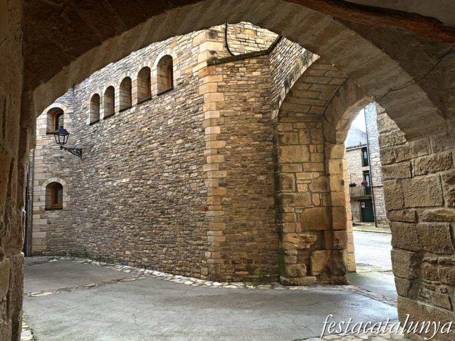Els portals de la muralla de Conesa ***
