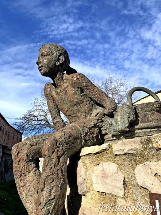 Conesa - Escultura de la nena que renta la roba 