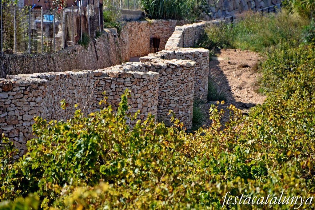Camí de l'aigua de la mina de l'arquebisbe a Puigpelat