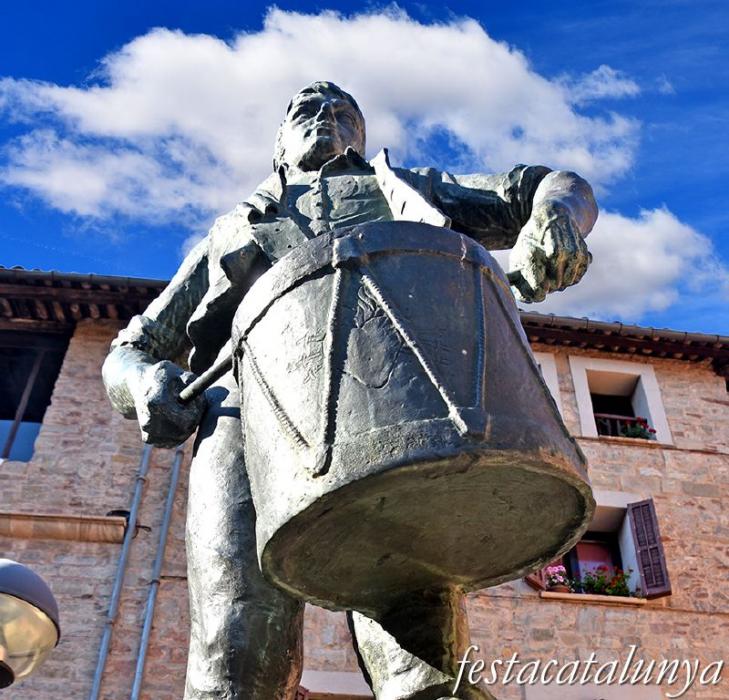 Monument al Timbaler a la Plaça Gran ***