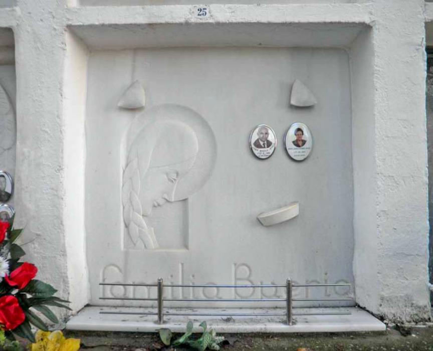 Montoliu de Lleida - Làpides funeràries de l'escultor Jaume Gort Farré