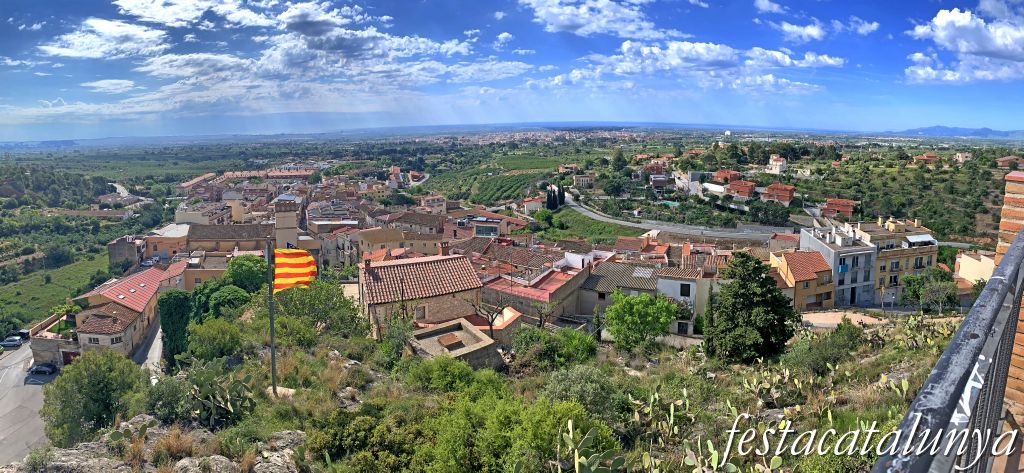 Vistes panoràmiques des del turó de Santa Anna de Castellvell del Camp ***