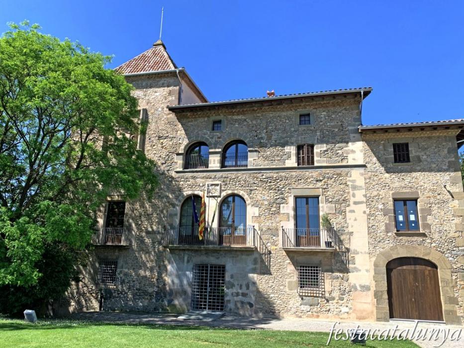 Ajuntament, antiga casa forta del Despujol a les Masies de Voltregà