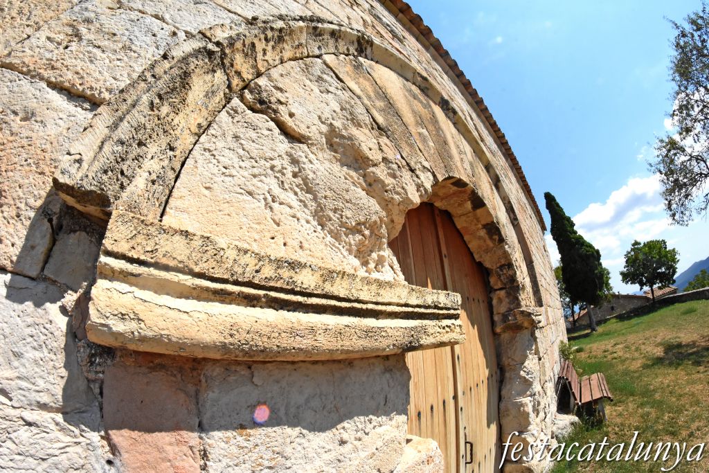 Església romànica de Santa Maria del castell de Miralles ***