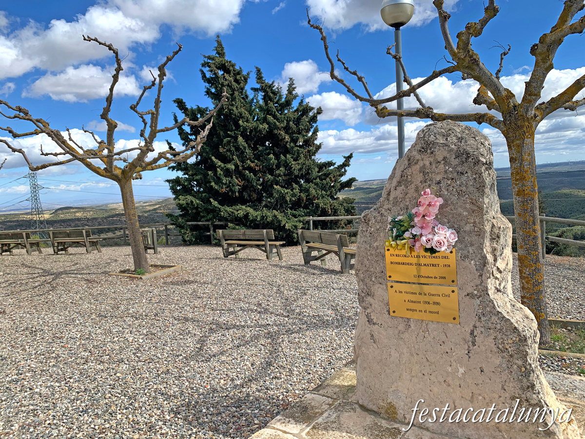 Almatret - Monument víctimes del bombardeig 1938