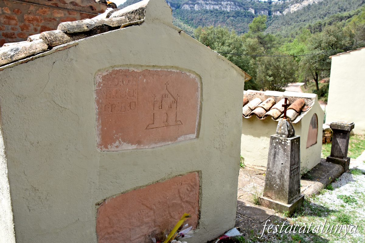 Sant Martí de Centelles - Sant Pere de Valldaneu - Tombes gòtiques