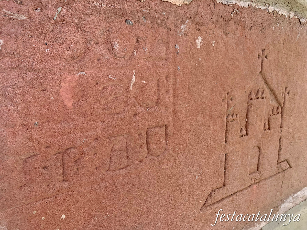 Sant Martí de Centelles - Sant Pere de Valldaneu - Tombes gòtiques