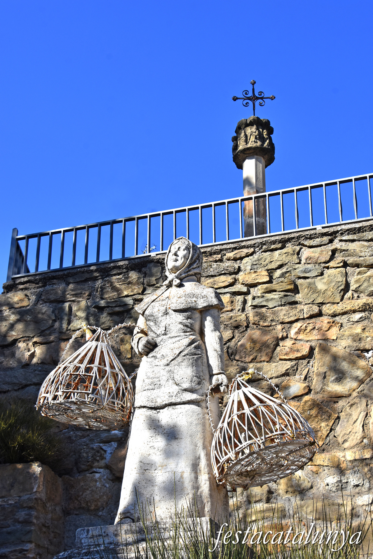 Vilanova de Meià - Nucli històric - Monument a la dona perdiuaire