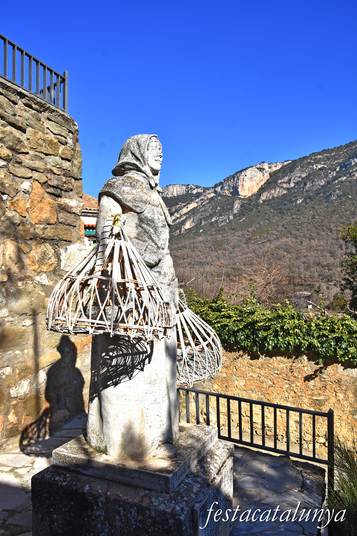Vilanova de Meià - Nucli històric - Monument a la dona perdiuaire