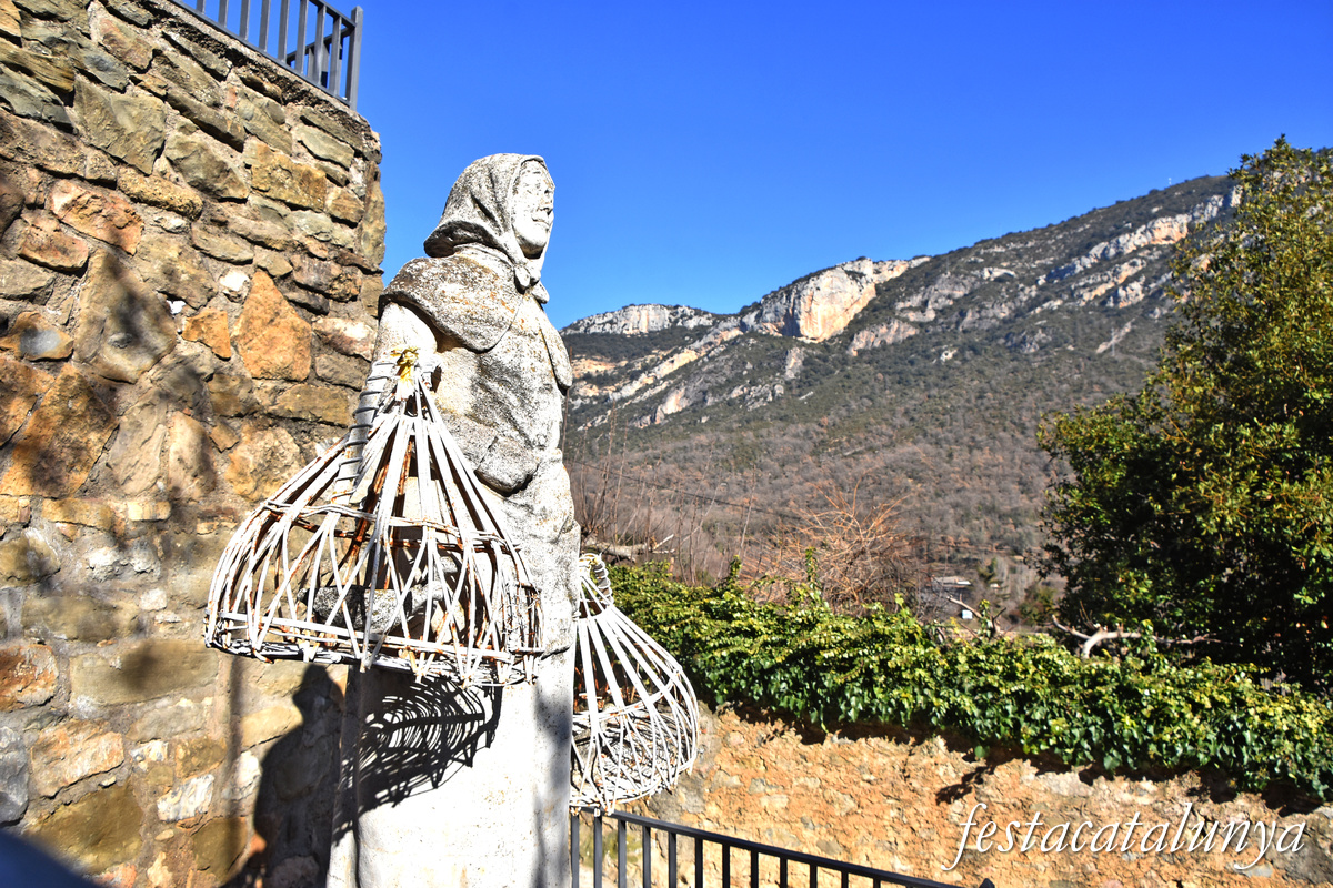 Vilanova de Meià - Nucli històric - Monument a la dona perdiuaire