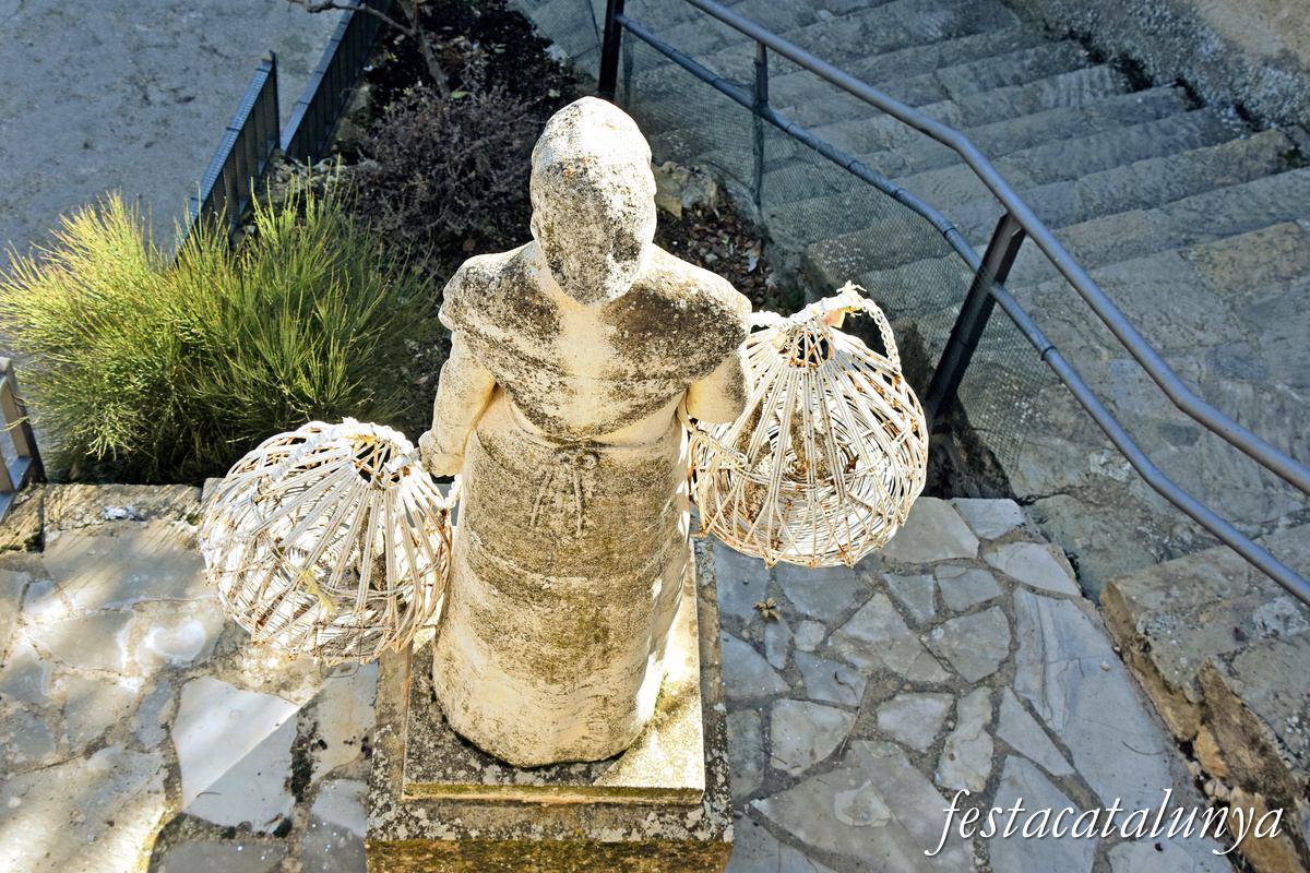 Vilanova de Meià - Nucli històric - Monument a la dona perdiuaire