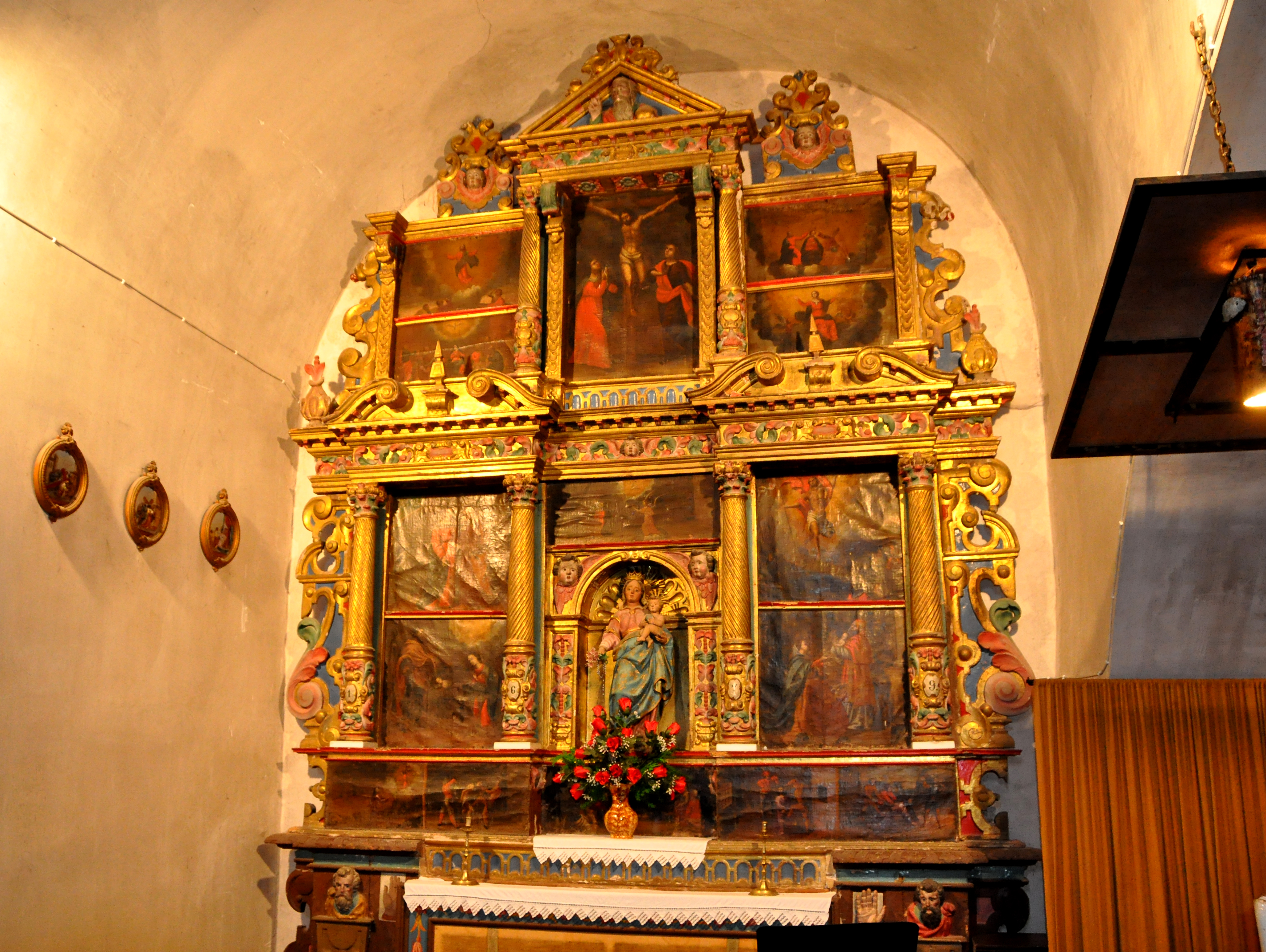 Retaule del Roser a l'església de Sant Ponc de Prades a la Molsosa ***