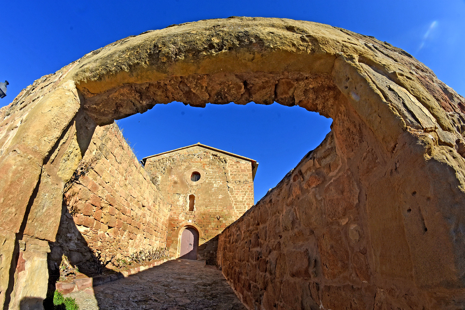 Església parroquial de Sant Tirs d'Oliola ***