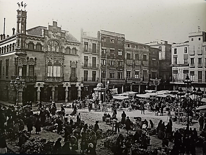 La Granadella - Cal Botiguer - Casa Navàs de Reus i mercat a la plaça