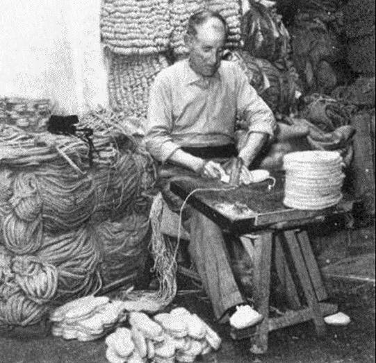 La Granadella - Ca l'Espardenyer - Espardenyer envoltat de cordes i cordills de cànem, treballant
