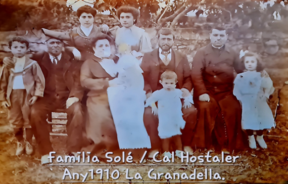 La Granadella - Ca l'Hostaler - Foto de la família Solé (1910) a l'hort de ca l'Hostaler