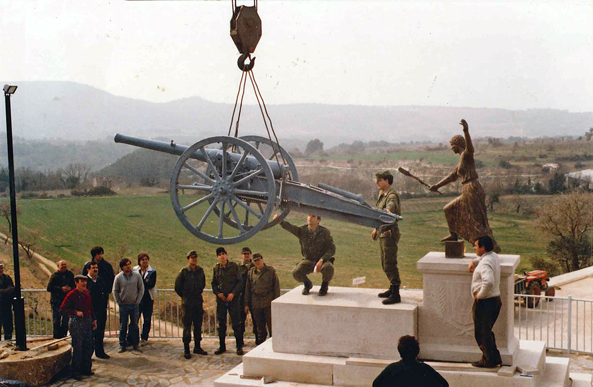 Fulleda - Instal·lació del canó al monument any 1986 (Foto: Lídia Donet. Peti qui peti)