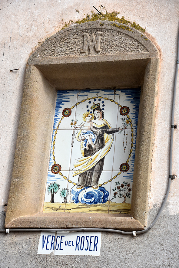 Cal Litet i capelleta del Roser de Castellfollit de Riubregós