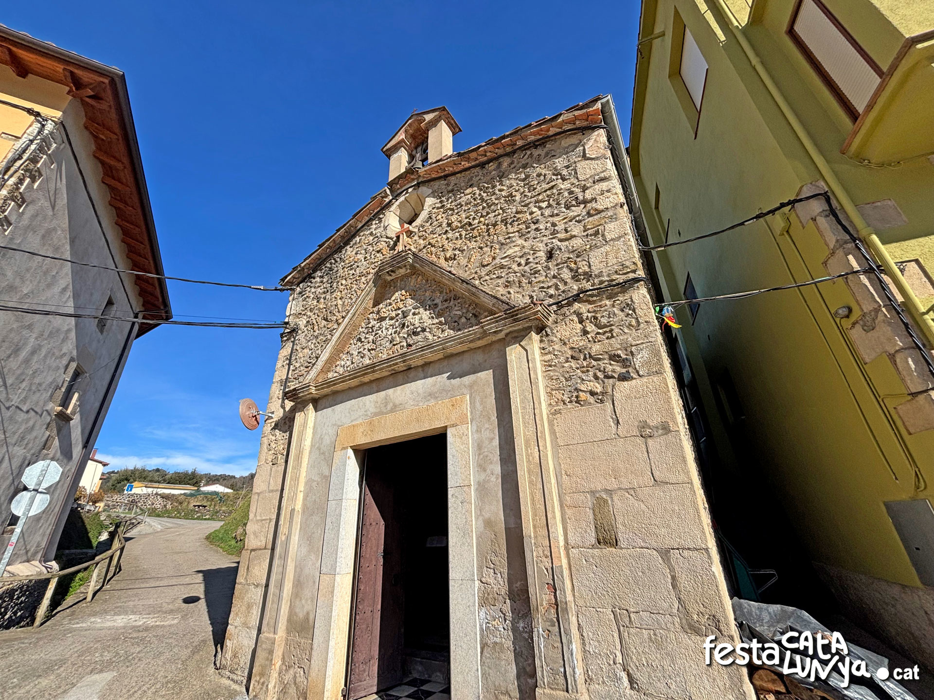 Carrer Sant Sebastià de Sant Feliu de Pallerols ***