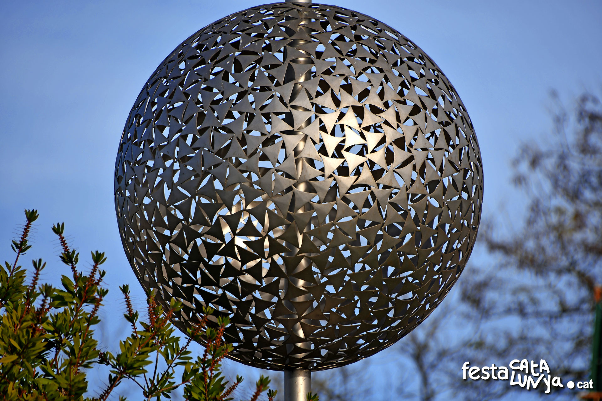 Rotonda amb l'escultura Els 5 Continents a Cassà de la Selva