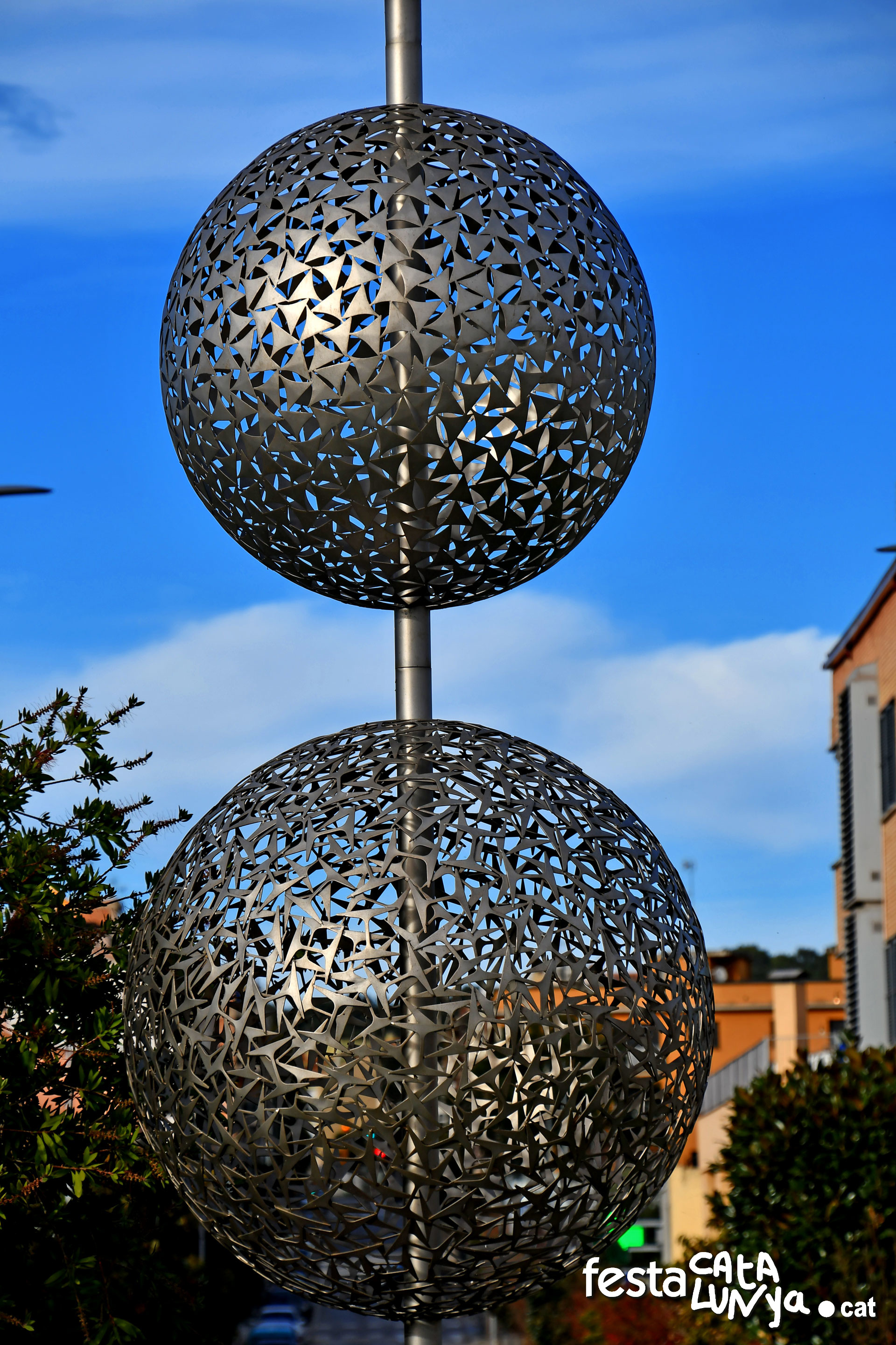 Cassà de la Selva - Rotonda amb l'escultura Els 5 Continents
