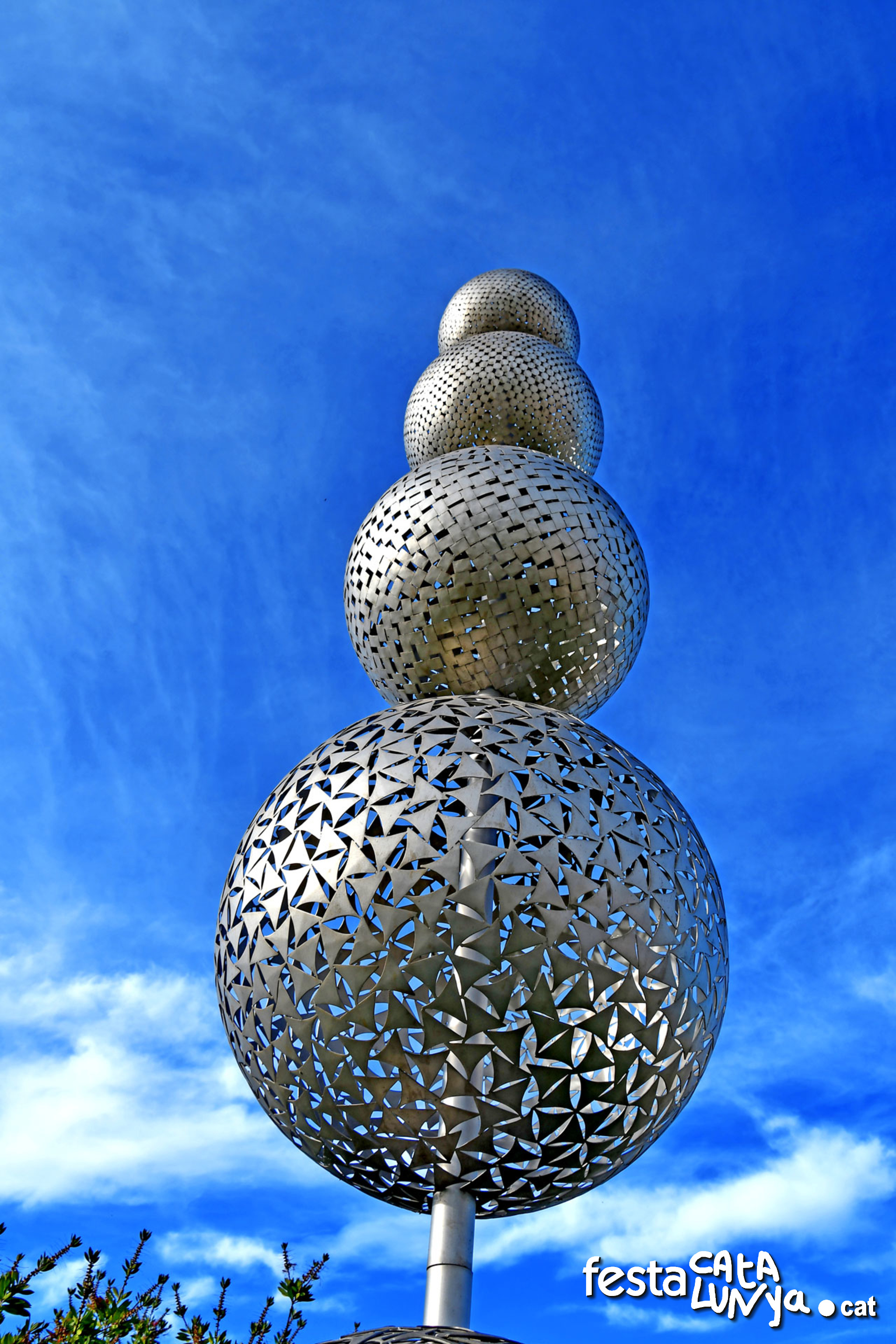Cassà de la Selva - Rotonda amb l'escultura Els 5 Continents