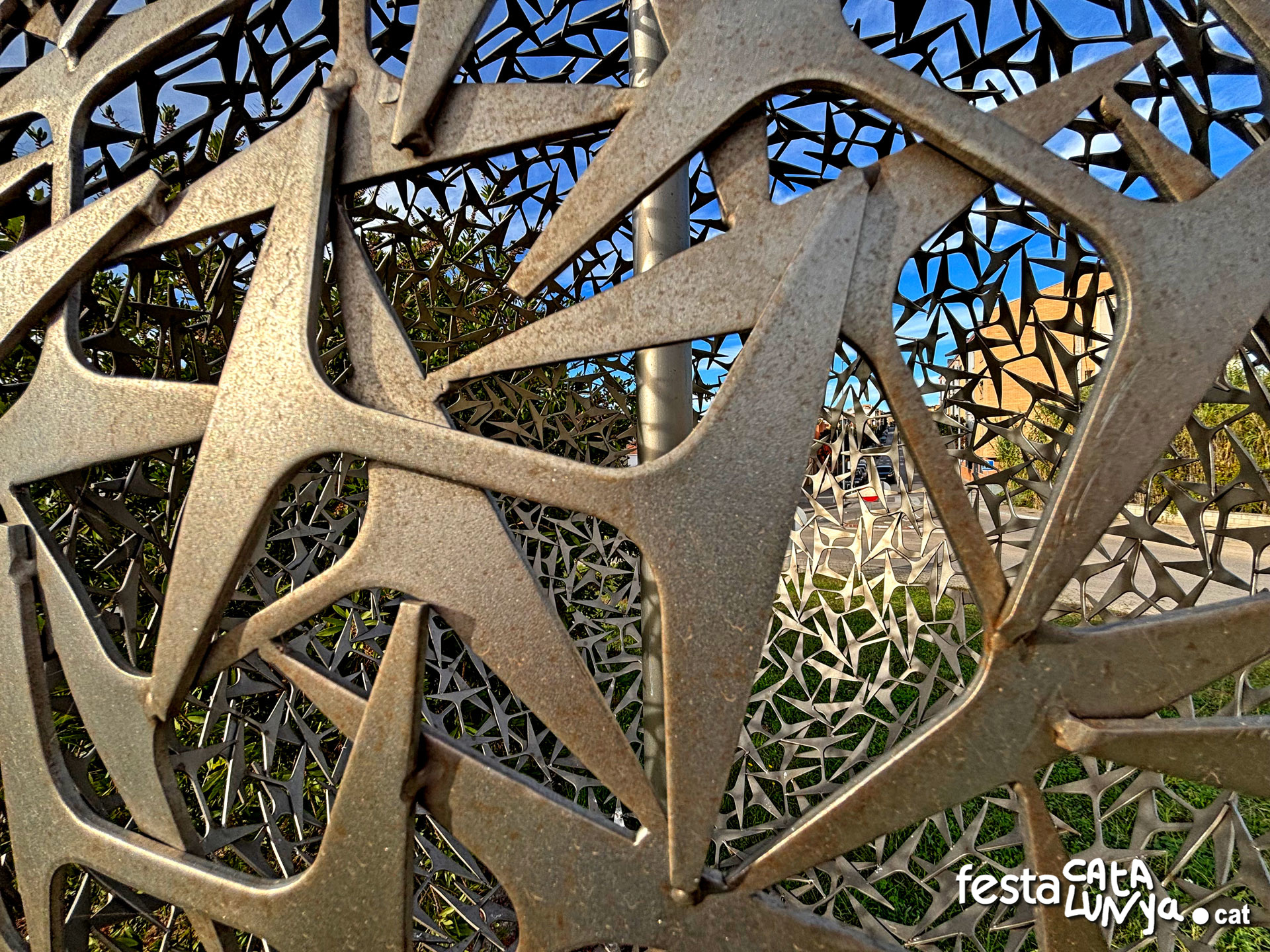 Cassà de la Selva - Rotonda amb l'escultura Els 5 Continents