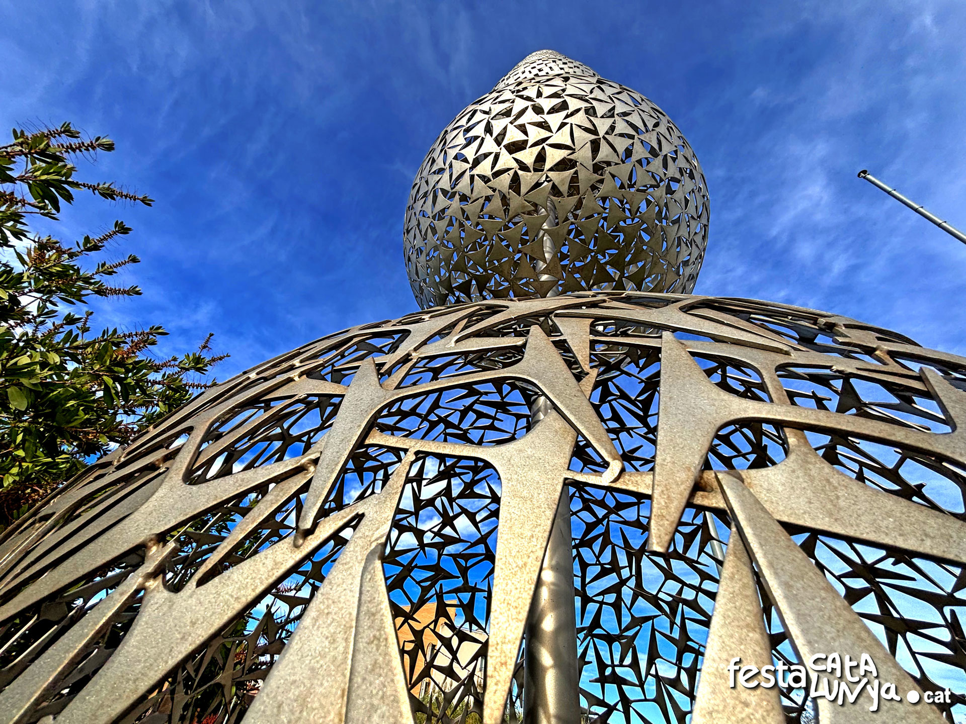 Cassà de la Selva - Rotonda amb l'escultura Els 5 Continents