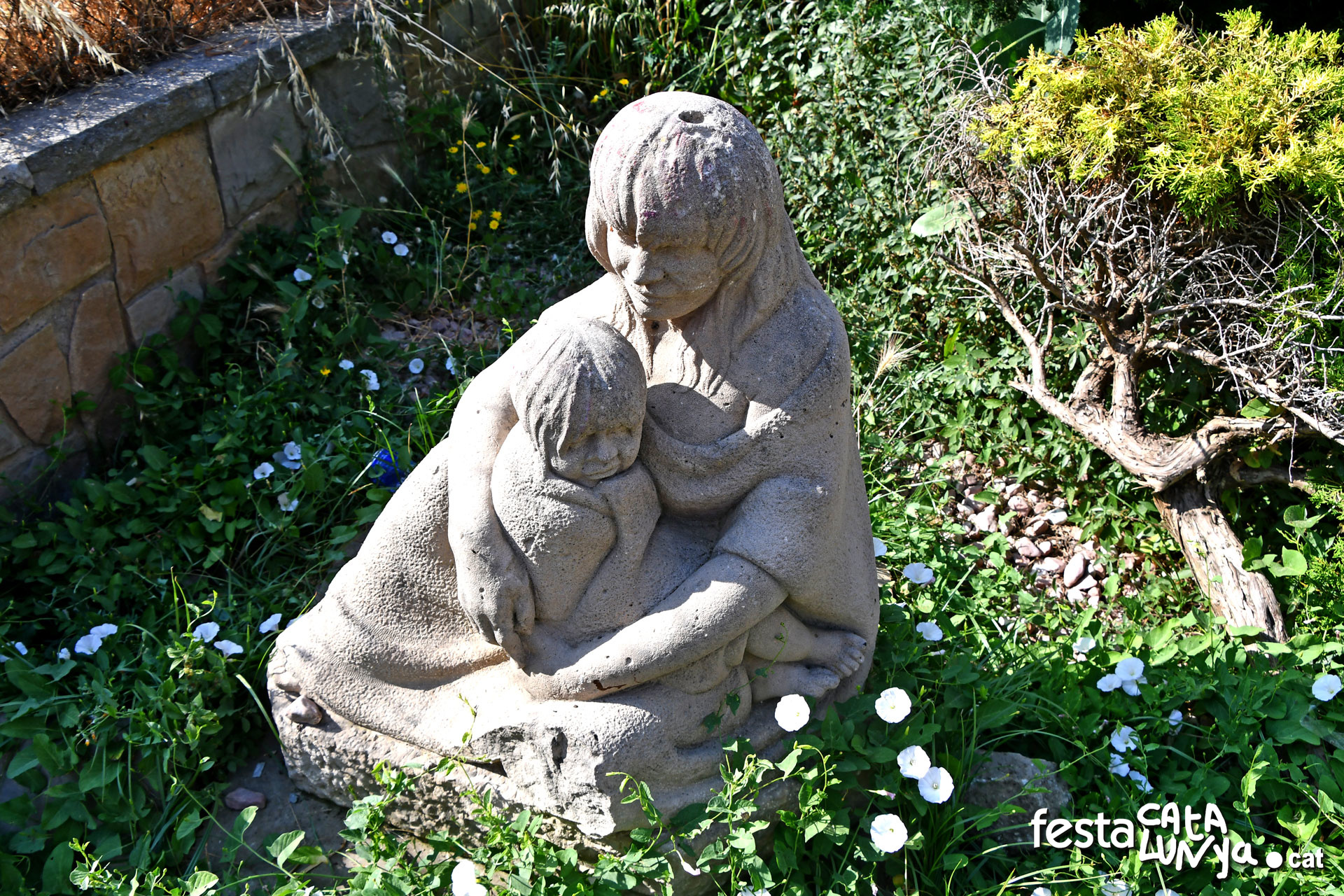 Escultura Maternidad peruana de Jacinto Bustos Vasallo a Monistrol de Calders