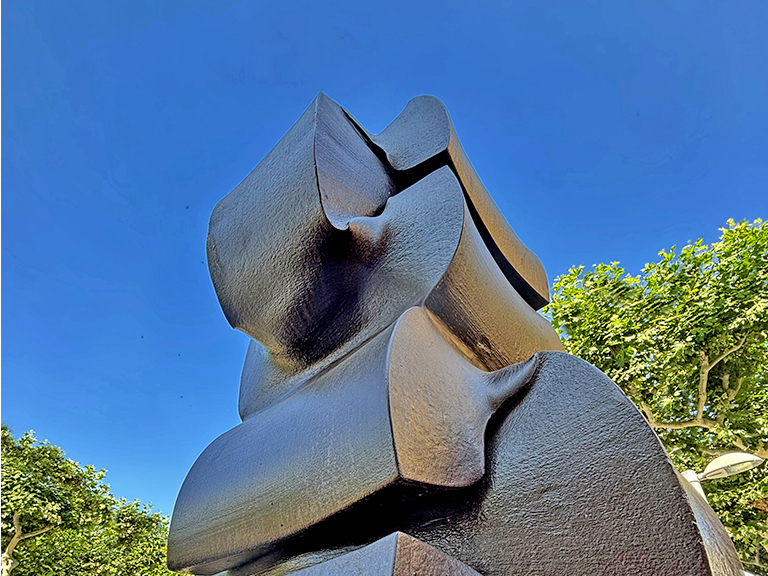 Escultura l'Abraçada a Tàrrega