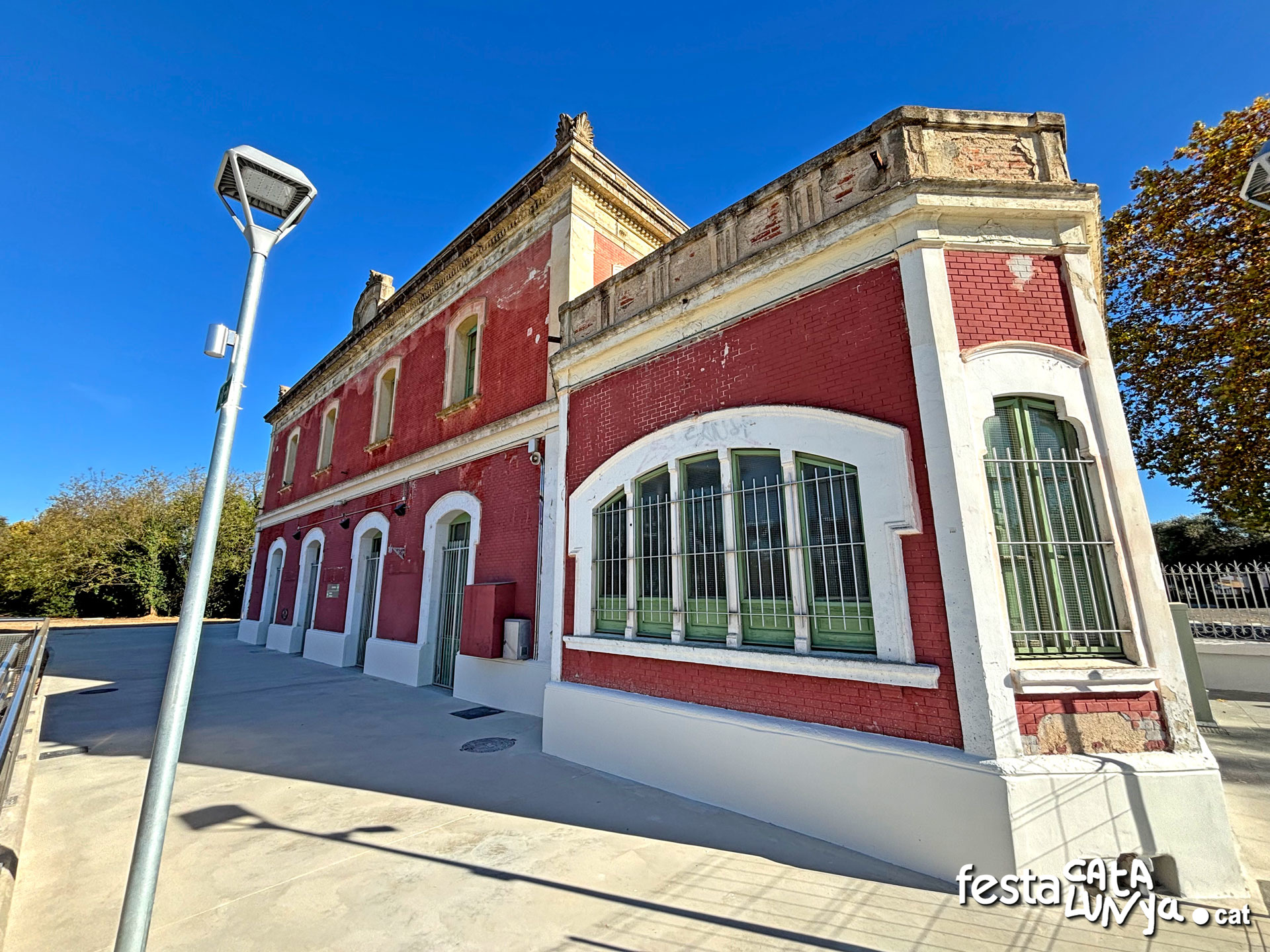 Estació del ferrocarril, parc de l'Estació i circuït de trens a escala a Fornells de la Selva ***